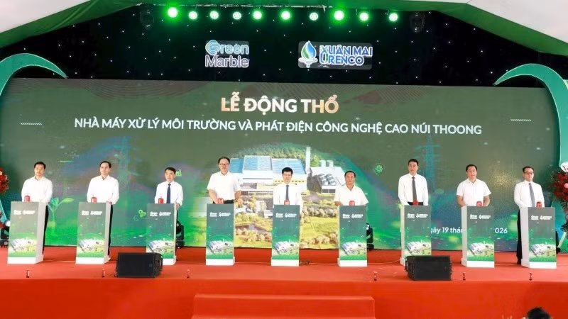 Các đại biểu thực hiện nghi lễ động thổ Nhà máy xử lý môi trường và phát điện công nghệ cao Núi Thoong. 