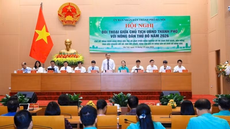 Chủ tịch thành phố Hà Nội và lãnh đạo các sở, ngành đối thoại với nông dân. (Ảnh: Ngọc Anh)