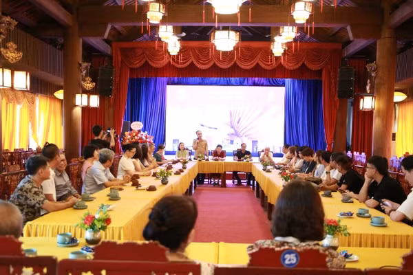 Quang cảnh lễ khai mạc triển lãm gốm "Sắc hạ 2026".