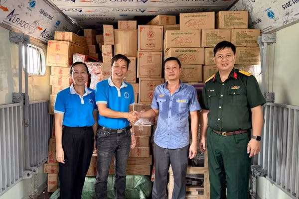 Quà Trung thu được các đơn vị chung tay vận chuyển vào Vùng 5 Hải quân. (Ảnh: Ban Tổ chức)