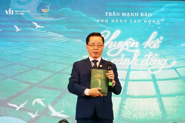Anh hùng Lao động Trần Mạnh Báo trong sự kiện ra mắt sách. (Ảnh: Nhân vật cung cấp)