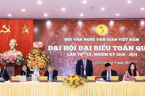 Đoàn Chủ tịch Đại hội đại biểu toàn quốc Hội Văn nghệ dân gian Việt Nam lần thứ 9. (Ảnh: Quang Vinh)