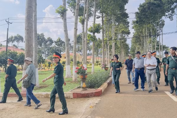 Các văn nghệ sĩ tham gia chuyến đi thực tế tại Sư đoàn 302 (Quân khu 7).