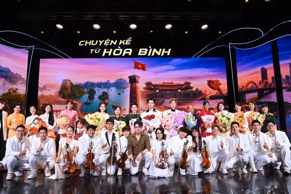 Nhạc sĩ Tạ Duy Tuấn cùng các nghệ sĩ trong chương trình "Chuyện kể từ hòa bình". (Ảnh: Nhân vật cung cấp)