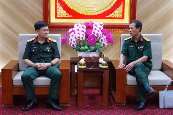 Đại tá Nguyễn Huy Long, Bí thư Đảng ủy, Chính ủy Sư đoàn 324 trao đổi với đại diện đoàn công tác. (Ảnh: THỤY PHƯƠNG)