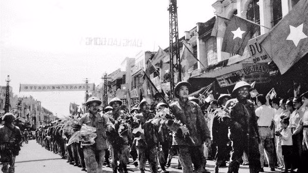 Bộ đội tiến vào giải phóng Hà Nội ngày 10/10/1954. Nguồn: TTXVN