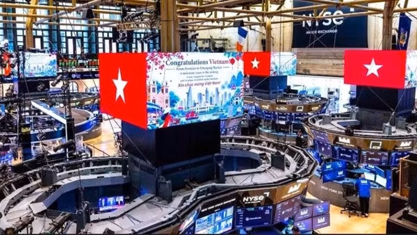Trên các màn hình lớn tại Sở Giao dịch chứng khoán New York (NYSE), Mỹ, từ phiên giao dịch ngày 21/9, hình ảnh cờ đỏ sao vàng cùng lời chúc mừng Việt Nam chuyển từ thị trường cận biên lên thị trường mới nổi đã xuất hiện.