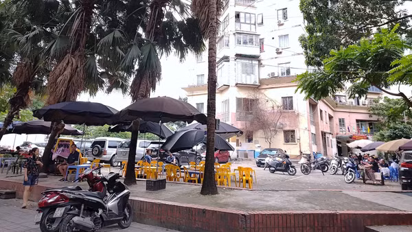 Khu vực sân chơi tòa chung cư trên phố Trần Điền bị một số cá nhân chiếm dụng làm điểm bán nước giải khát.