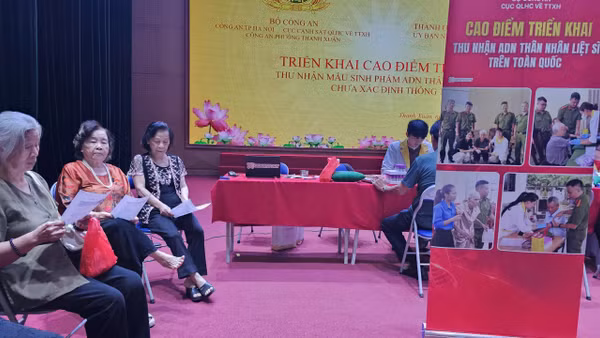 Người thân của liệt sĩ chưa xác định thông tin, đang chờ đợi được lấy mẫu ADN phục vụ cho công tác tìm kiếm. Ảnh: Phương Thảo