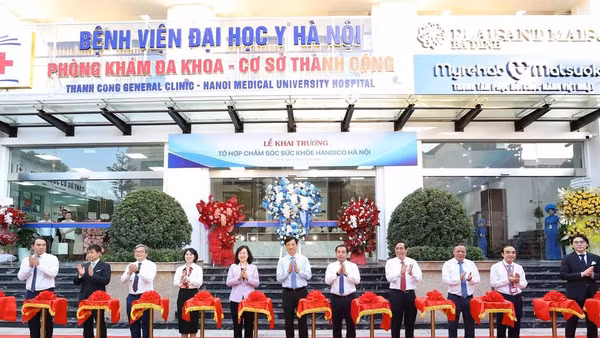 Các đại biểu cắt băng khai trương Tổ hợp chăm sóc sức khỏe HANDICO. Ảnh: HANDICO