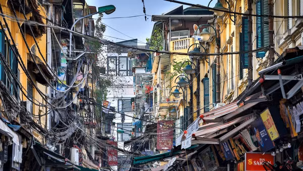 "Ngã tư quốc tế" Tạ Hiện-Lương Ngọc Quyến trong khu phố cổ Hà Nội. Ảnh: Thành Đạt