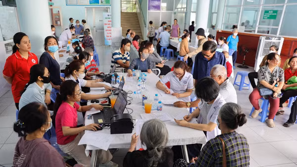 Người dân khám bệnh miễn phí trong chương trình nhân Ngày Sức khỏe toàn dân tại trạm y tế phường Tăng Nhơn Phú (TP HCM).