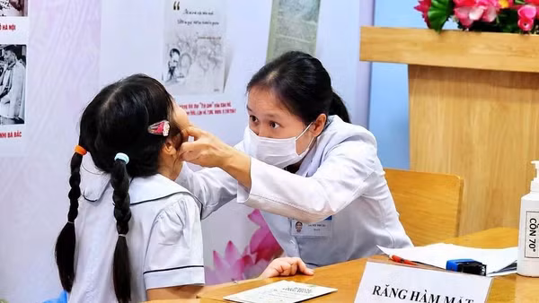 Bệnh viện Nhi đồng 2 triển khai khám sức khỏe cho học sinh. 