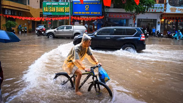 Tình trạng mưa liên tục gây ngập những ngày giữa tháng 9 tại khu vực trung tâm Hà Nội. Ảnh: HIỂU MINH