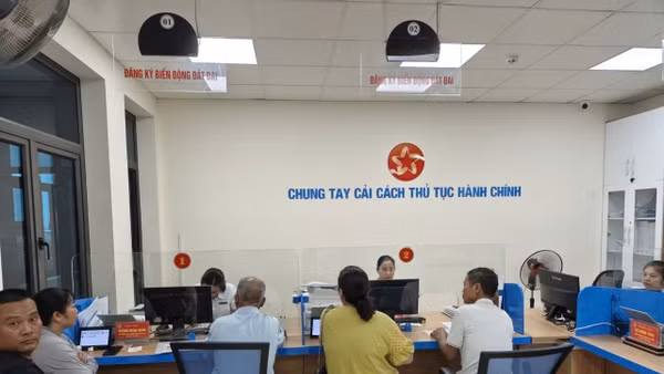 Chính phủ ước tính việc cắt giảm này có thể giúp người dân, doanh nghiệp giảm tới 50% thời gian thực hiện cũng như chi phí tuân thủ so năm 2024. (Ảnh: Minh Phương)