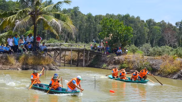 Xuồng ba lá khá thân thuộc với người dân miền Tây, nhất là vào mùa nước nổi.