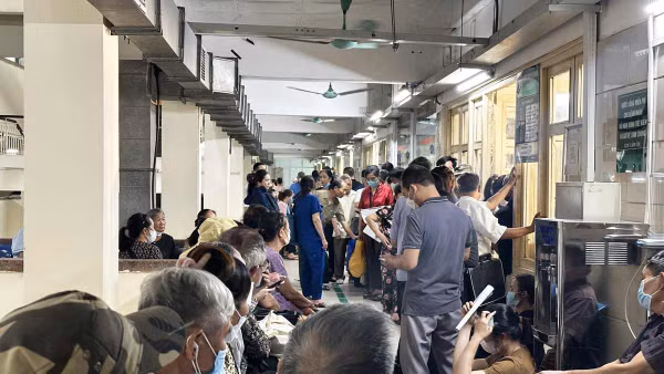 Hành lang bệnh viện luôn ngột ngạt, căng thẳng... 