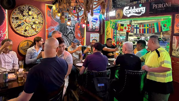 Những người bạn Mexico và Colombia hân hoan trong ngày khai mạc World Cup 2026. Ảnh: Viking Beer