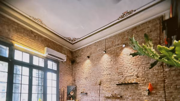 Hà Nội vẫn có ngày càng nhiều những hàng cà - phê như vậy… 