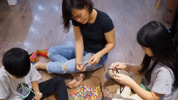 Những khoảnh khắc bình dị mà gần gũi giúp gắn kết tình cảm gia đình. Ảnh: UNICEF Việt Nam 