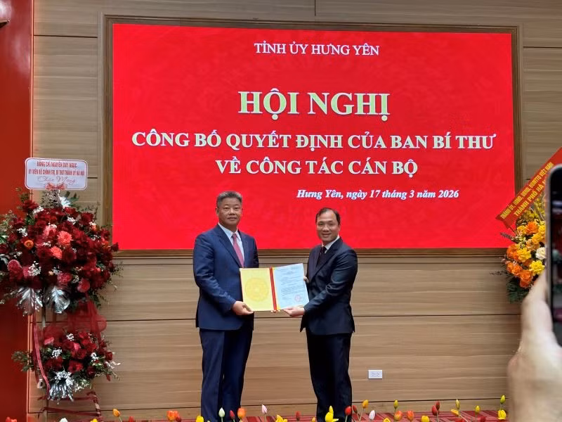 Đồng chí Hoàng Trung Dũng, Ủy viên Trung ương Đảng, Phó Trưởng ban Thường trực Ban Tổ chức Trung ương trao quyết định cho đồng chí Nguyễn Mạnh Quyền, Phó Bí thư Tỉnh ủy Hưng Yên nhiệm kỳ 2025-2030.