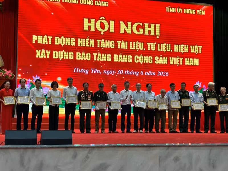 Lãnh đạo Văn phòng Trung ương Đảng trao giấy chứng nhận hiến tặng hiện vật xây dựng Bảo tàng Đảng Cộng sản Việt Nam.