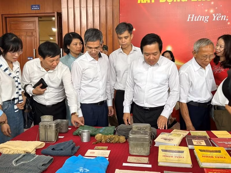 30-6-tham-quan-tu-lieu-hien-vat.jpg