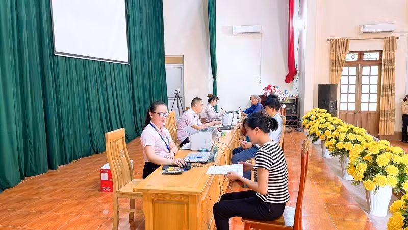  Ngân hàng Chính sách xã hội chi nhánh tỉnh Hưng Yên đang thực hiện giải ngân vốn vay ưu đãi cho các hộ nghèo và các đối tượng chính sách ở tỉnh Hưng Yên.