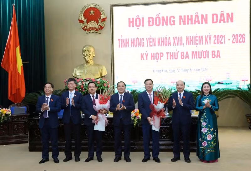 Lãnh đạo Hội đồng nhân dân tỉnh Hưng Yên tặng hoa chúc mừng Phó Bí thư Tỉnh ủy Hưng Yên Phạm Quang Ngọc giữ chức vụ Chủ tịch Ủy ban nhân dân tỉnh Hưng Yên nhiệm kỳ 2021-2026.