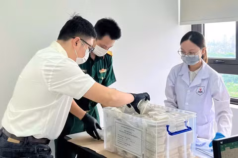 Tiến hành bàn giao mẫu cho Viện Pháp y quốc gia. (Ảnh: DUY ĐỨC). 