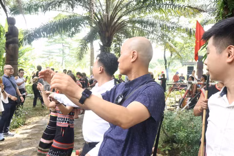 Du khách tham gia vào hoạt động văn hóa tại Làng Văn hóa-Du lịch các dân tộc Việt Nam. (Ảnh: KHÔI MINH)