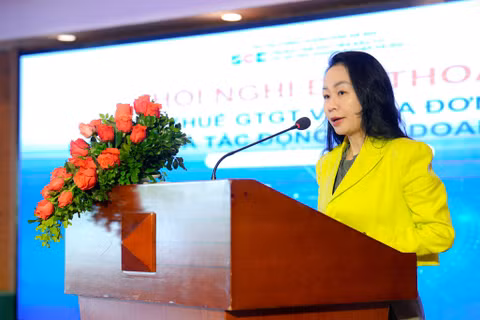 Phó Giám đốc Trung tâm Xúc tiến đầu tư và Hỗ trợ doanh nghiệp Hà Nội Nghiêm Thị Hoàng Anh phát biểu tại hội nghị. (Ảnh: KHÔI MINH)