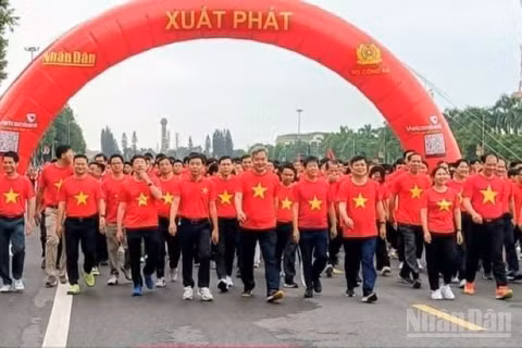 Tại quảng trường Nguyễn Văn Linh có hàng nghìn người tham gia đi bộ. (Ảnh Mai Tú)