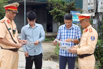 Cán bộ, chiến sĩ Trạm Cảnh sát giao thông Hàm Yên, Công an tỉnh Tuyên Quang tuyên truyền các quy định bảo đảm trật tự an toàn giao thông cho người dân.