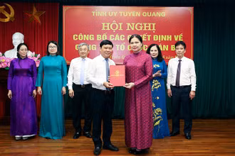 Đồng chí Hà Thị Nga, Bí thư Tỉnh ủy Tuyên Quang trao quyết định bổ nhiệm đồng chí Mai Đức Thông giữ chức vụ Tổng Biên tập Báo và Đài Phát thanh-Truyền hình tỉnh Tuyên Quang.