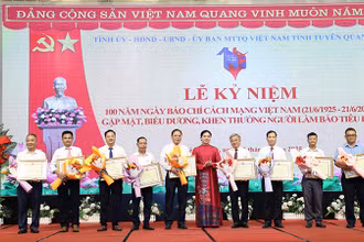 Đồng chí Hà Thị Nga, Ủy viên Trung ương Đảng, Bí thư Tỉnh ủy, Trưởng Đoàn đại biểu Quốc hội tỉnh Tuyên Quang trao bằng khen cho các tập thể.