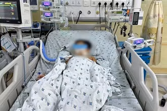 Bé trai 7 tuổi được điều trị tại Bệnh viện Nhi đồng thành phố Cần Thơ. (Ảnh: Bệnh viện cung cấp)