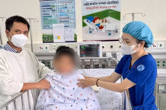 Bệnh nhi đang hồi phục sau tai nạn nghiêm trọng. 