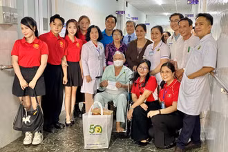 Y bác sĩ trao quà cho bệnh nhân lớn tuổi tại Viện Y dược học dân tộc Thành phố Hồ Chí Minh.