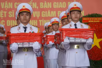 Mẫu hài cốt liệt sĩ được trang trọng đưa lên máy bay. (Ảnh: LÊ THÀNH)