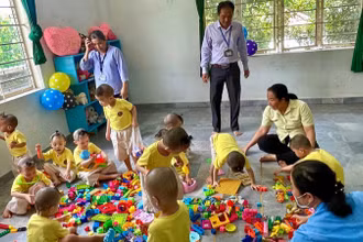 Kiểm tra hoạt động tại Trung tâm bảo trợ trẻ tàn tật mồ côi Thị Nghè, Thành phố Hồ Chí Minh.