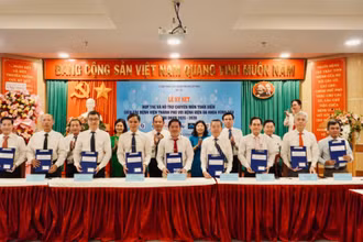 Lễ ký kết hợp tác giữa các đơn vị. (Ảnh: Bệnh viện cung cấp).