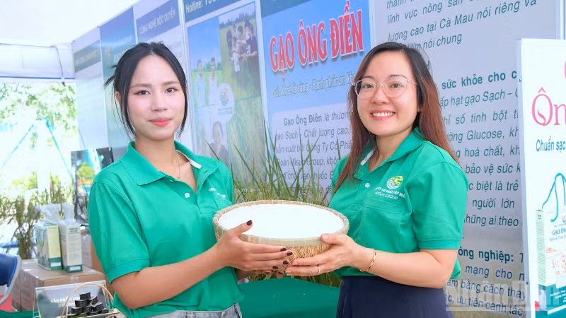 Mặt hàng gạo sinh thái chất lượng cao tại Cuộc thi gạo ngon khu vực Đồng bằng sông Cửu Long đang diễn ra tại Cà Mau.