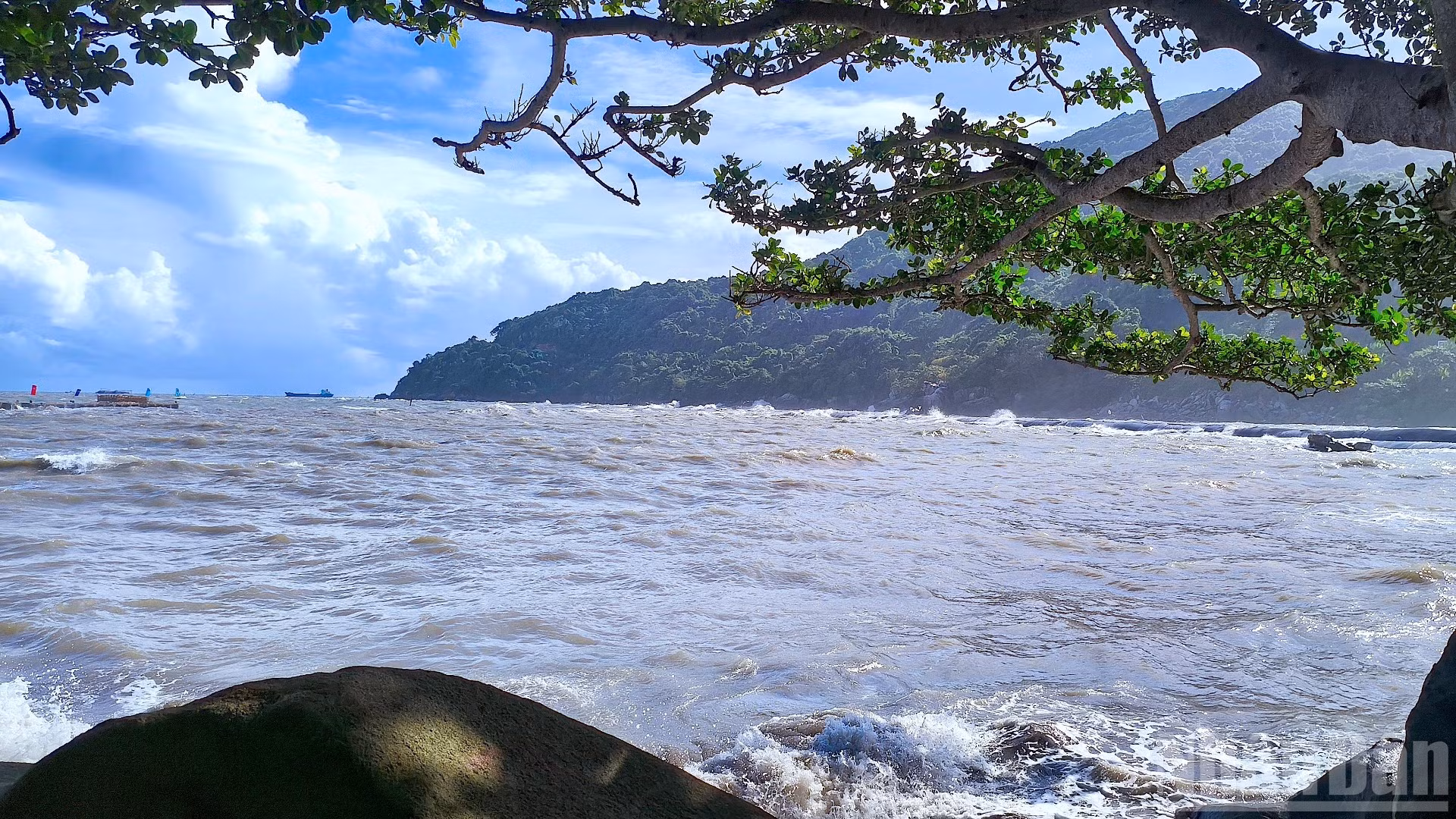 Một góc Hòn Khoai giữa trùng khơi bao la.