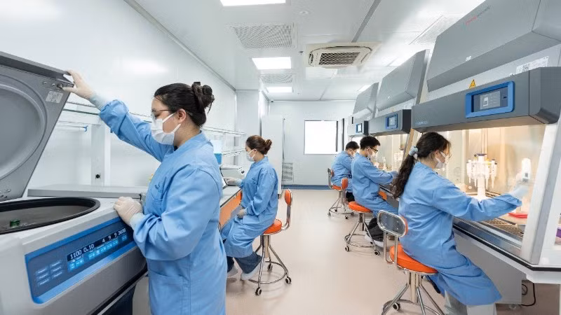 Hoạt động nghiên cứu khoa học tại phòng thí nghiệm của Đại học Phenikaa. (Ảnh: Phenikaa)