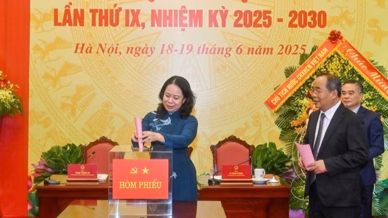Phó Chủ tịch nước Võ Thị Ánh Xuân cùng các đảng viên Đảng bộ Văn phòng Chủ tịch nước bầu Ban Chấp hành Đảng bộ nhiệm kỳ 2025-2030. (Ảnh: THỦY NGUYÊN)