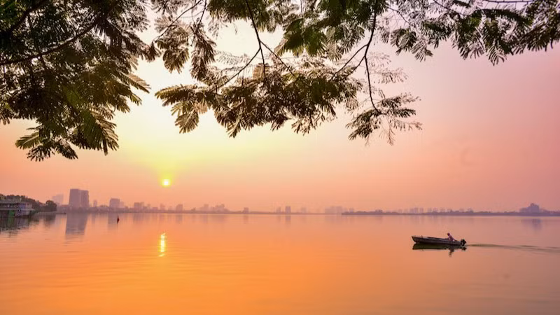 Hoàng hôn trên hồ Tây (Hà Nội).