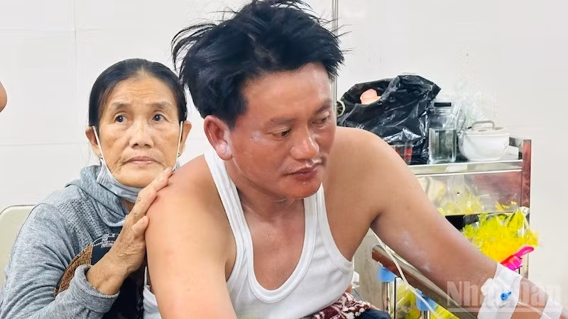 Anh Lê Văn Sanh sống sót kỳ diệu sau khi vượt bão và trôi trên biển nhiều giờ liền.