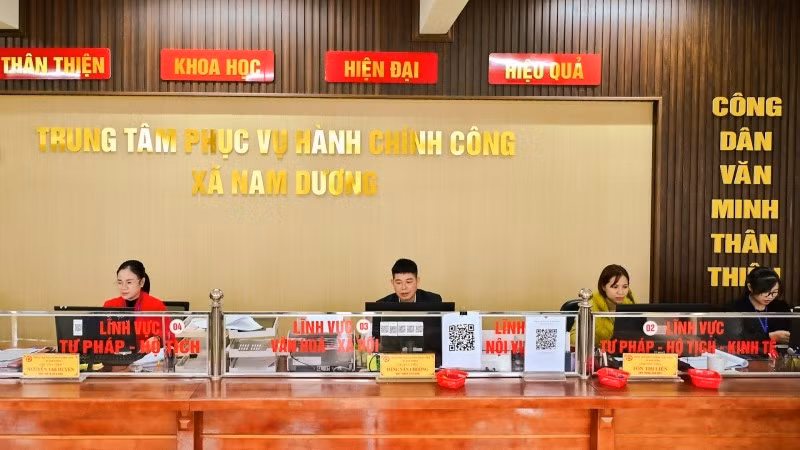 Cán bộ Trung tâm phục vụ hành chính công xã Nam Dương (Bắc Ninh) đẩy mạnh việc sử dụng dữ liệu điện tử giải quyết thủ tục hành chính. (Ảnh BẢO LONG)