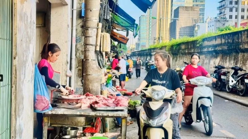 Bán lẻ đường phố (chợ truyền thống) tại Việt Nam. (Ảnh: HNV/Báo Nhân Dân)